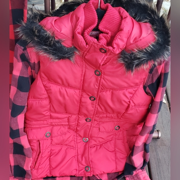 Faded Glory Red Vest Medium has fur hood & detachable pockets snaps & zips NWOT - Picture 4 of 14